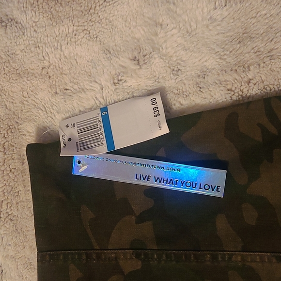 NWT !! Camouflage mini skirt. - Picture 2 of 4